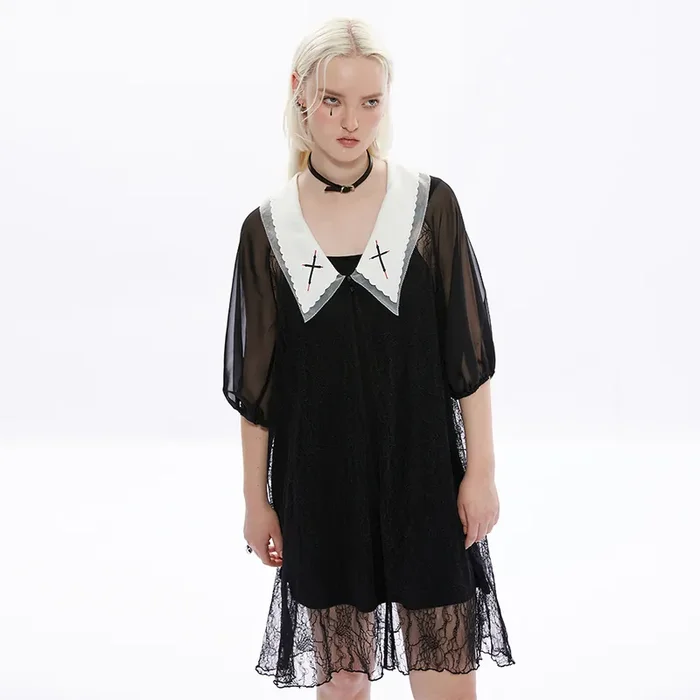 Romantisch-gothisches Kleid mit weißer, geschichteter Kragenverzierung