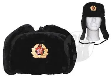 Russische Pelzmütze mit Abzeichen