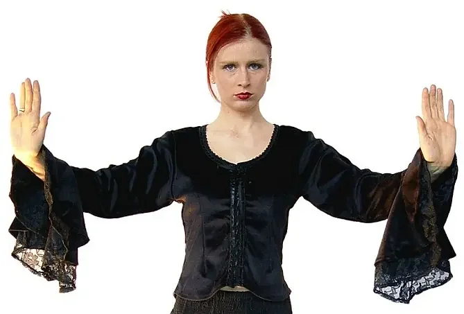 Samtbluse mit Zierschnürung