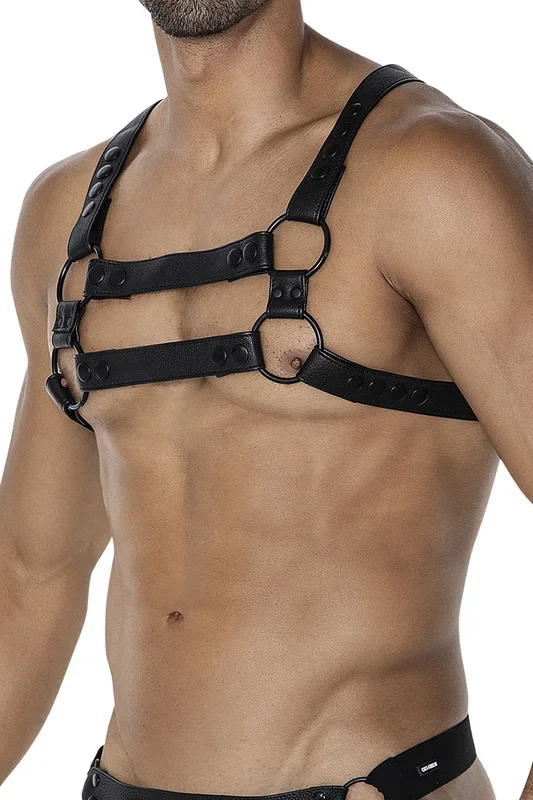 Schwarzer Brust-Harness mit großen Metallringen