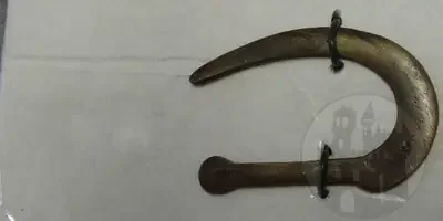 Sichelförmige Metallspange