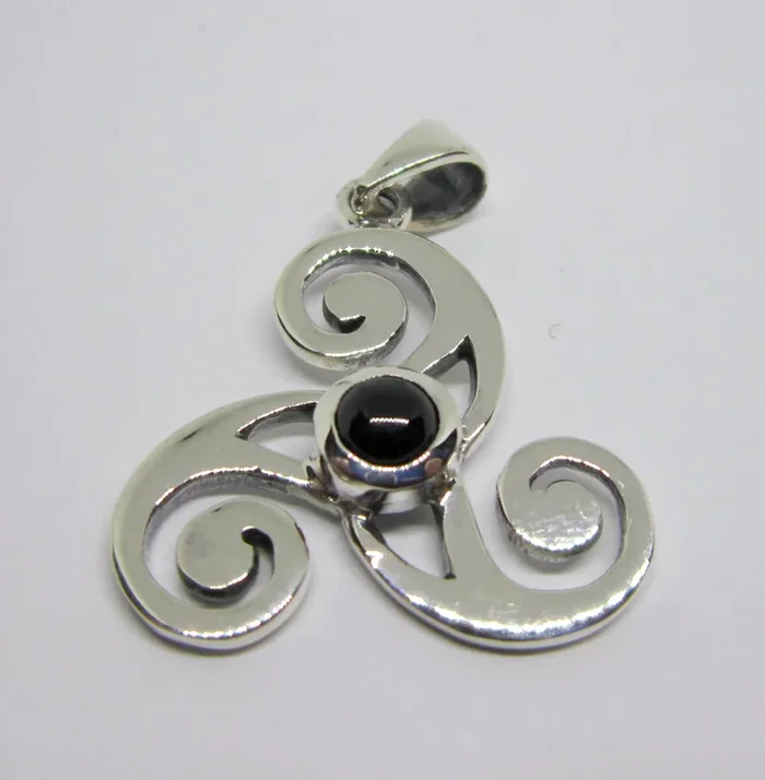 Silber-Anhänger Triskel mit Onyx