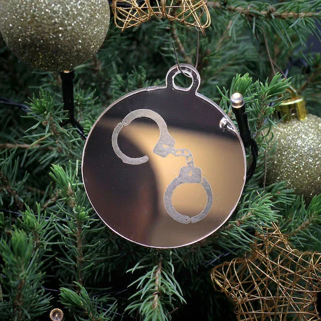 Spiegelnde Christbaumkugel Handschellen – penumbra