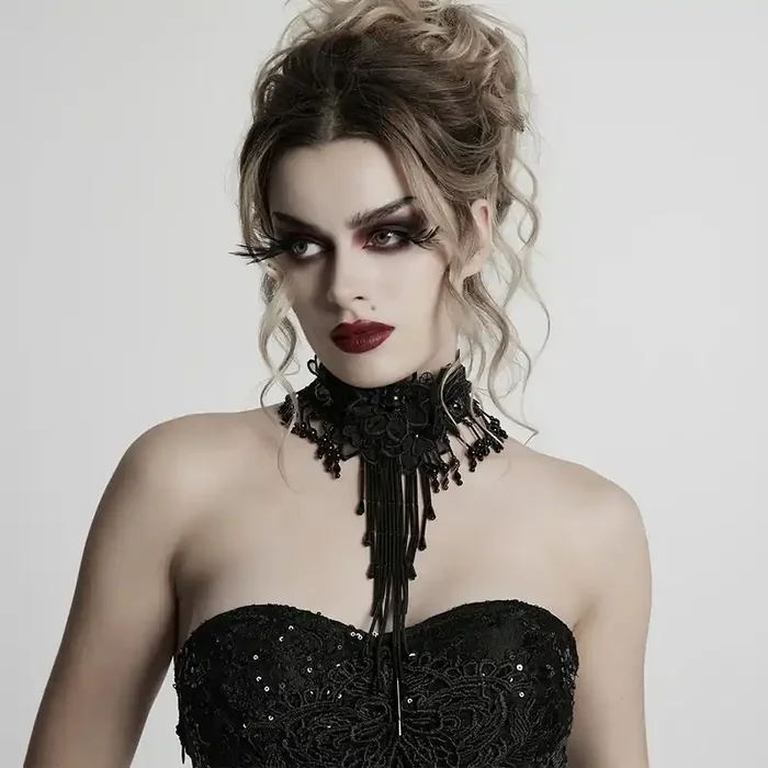Spitzen-Choker mit zentralen Stoffblumen