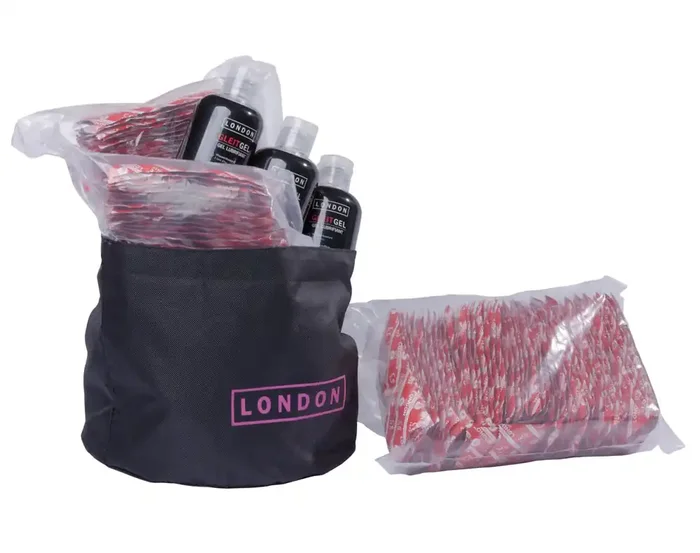 Tasche mit Gleitgel und Kondomen mit Erdbeeraroma