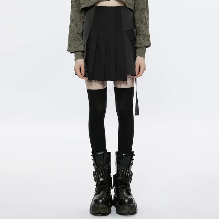 Techwear-inspirierter Minirock mit futuristischem Flair