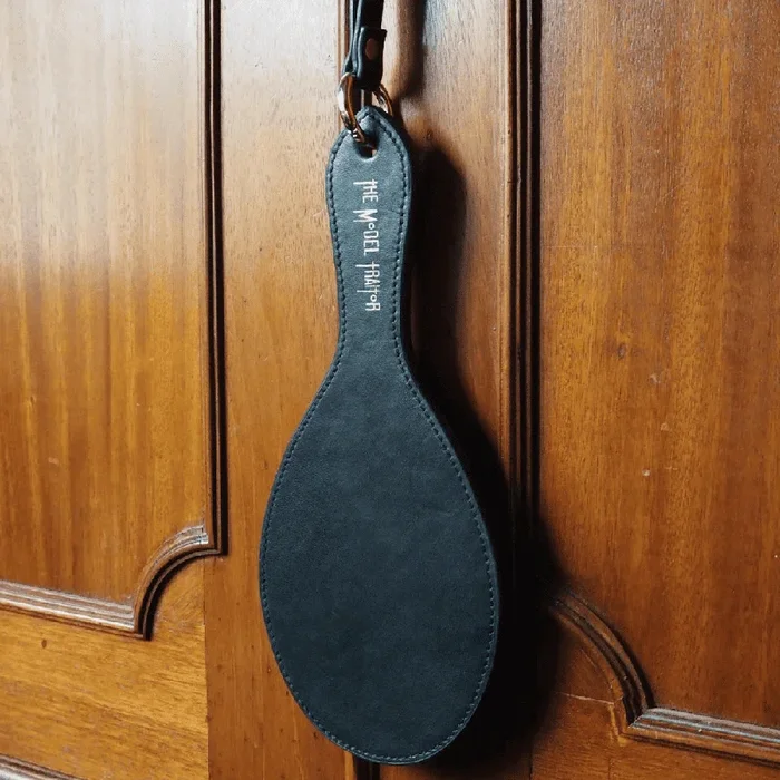 THE MODEL TRAITOR Paddle Fessée Noir